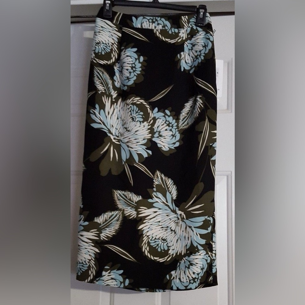 Who What Wear size 2 Floral Black and Blue Women's Skirt pencil skirt office
